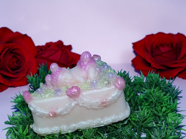 (image for) baby met konijnen oren op een taartpunt ( eigen creatie )